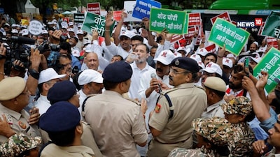 कांग्रेस ने SIR को लेकर देशभर में चुनाव आयोग के दफ्तरों के बाहर प्रदर्शन का ऐलान किया है. (फाइल फोटो Reuters)
