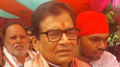 सपा महासचिव रामगोपाल यादव सोमवार को फिरोजाबाद पहुंचे.