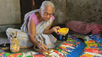 जर्जर घर में अकेली रहती हैं 80 साल की रेबा पाल, पति से सीखी कला के सहारे आज भी चल रहा जिंदगी का सफर