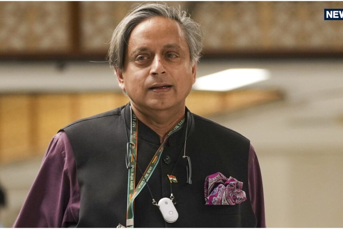 वोट के अधिकार पर डाका डालने की साजिश: चुनाव आयोग के विवाद पर शशि थरूर का वार लोकतंत्र पर सीधा हमला