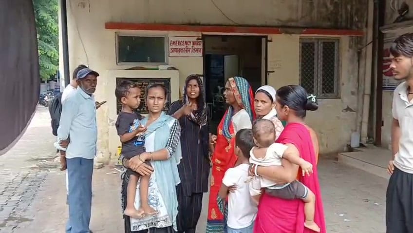 Tijara News: भिवाड़ी में 20 फुट ऊंची दीवार भरभराकर गिरी, मलबे में दबकर मजदूर की मौत, एक की हालात गंभीर