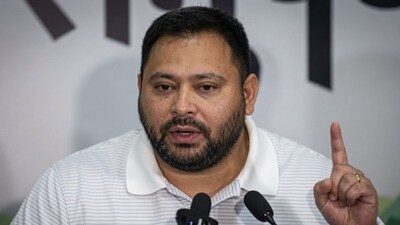 न्यूज़ 18 इंडिया से बातचीत में तेजस्वी ने कहा कि बिहार और बंगाल में दोबारा चुनाव कराया जाना चाहिए और मतदान बैलेट पेपर से होना चाहिए.