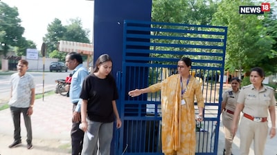 जयपुर के महात्मा गांधी स्कूल नंबर-2 में SI भर्ती परीक्षा देने पहुंची एक महिला अभ्यर्थी को 9 बजे पहुंचने पर प्रवेश नहीं मिला