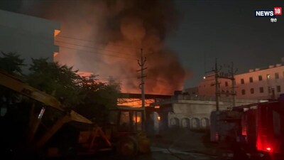 Jaipur News, Fire at Sitapura Mercedes workshop, Mercedes cars gutted by fire, Massive fire at workshop, Jaipur Fire Brigade, जयपुर न्यूज, जयपुर सीतापुरा आग, मर्सिडीज वर्कशॉप में आग, जयपुर मर्सिडीज वर्कशॉप फायर, सीतापुरा औद्योगिक क्षेत्र आग, मर्सिडीज कारें जलकर खाक, वर्कशॉप में भीषण आग, जयपुर फायर ब्रिगेड