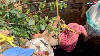 जयपुर के कूकस गांव में 90 फीट गहरे सूखे कुएं में चार लोगों के गिरने से हड़कंप मच गया.