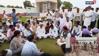 श्रीगंगानगर में किसानों और कांग्रेस कार्यकर्ताओं को पुलिस ने अनूपगढ़-सूरतगढ़ मार्ग पर घग्घर पुल के पास रोक दिया