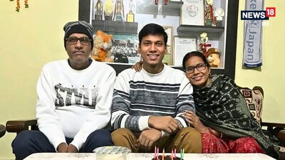 अभिषेक आनंद परिवार के साथ.