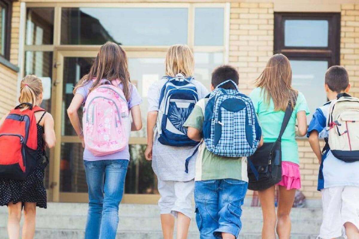 कराह रहे बच्‍चे क्यों स्कूली बच्चों में अचानक 40% बढ़ गईं पीठ दर्द की दिक्कतें
