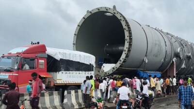 308 पहियों वाले विशालकाय ट्रक के साथ मऊ में हादसा हो गया.