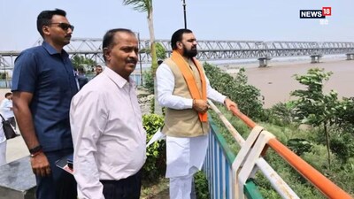 IAS Story : दीपक कुमार बिहार के 13 जिलों के डीएम रह चुके हैं. 