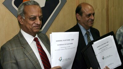 2009 में चुनाव की घोषणा करते मुख्य चुनाव आयुक्त गोपालस्वामी और चुनाव आयुक्त नवीन चावला. फोटो- रायटर