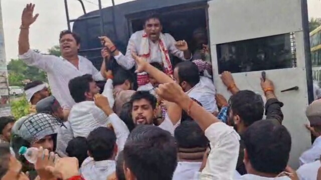 डिप्टी CM के घर को घरने पर अड़े कांग्रेसी, हिरासत में विधायक; चली वाटर कैनन