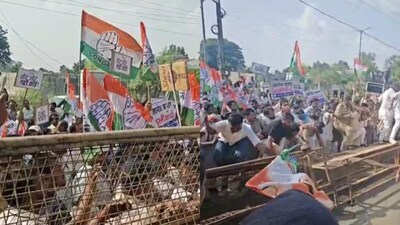 मध्य प्रदेश में कांग्रेस का चुनाव आयोग के खिलाफ विरोध प्रदर्शन