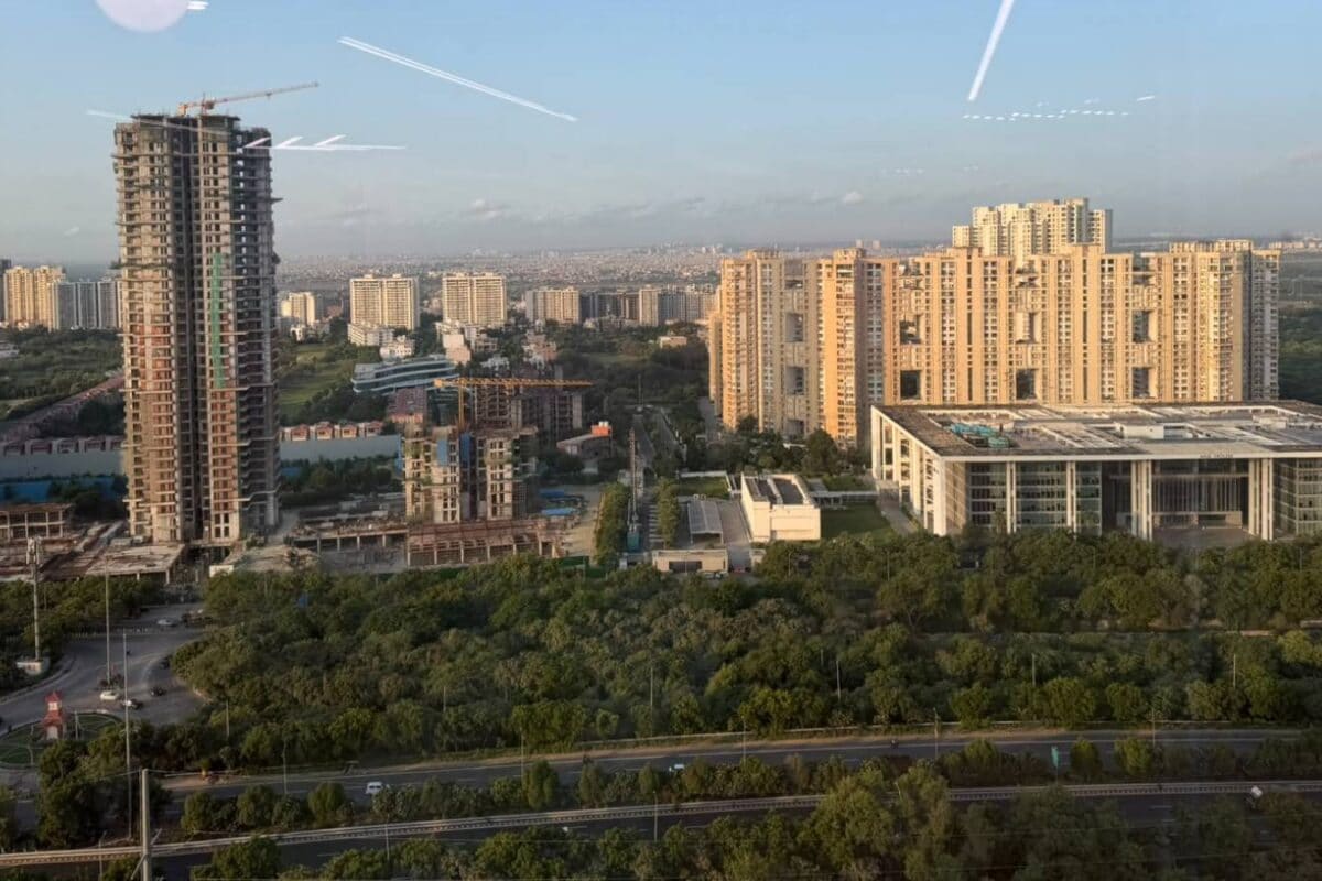 अरे बाहर झांकिए ऐसा साफ दिल्ली-NCR देखा है कभी पहाड़ों जैसी खिली धूप चमकने लगा आसमान आखिर हुआ क्या