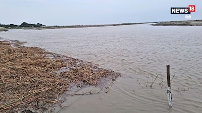 गंडक नदी का जल स्तर बढ़ा.