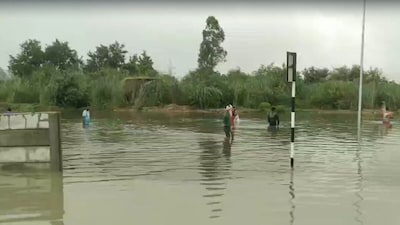 गंगा एक्सप्रेसवे पर मछली पकड़ते लोग.