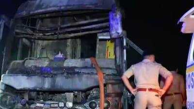 ग्रेटर नोएडा में यमुना एक्सप्रेसवे पर स्लीपर बस में लगी भीषण आग.