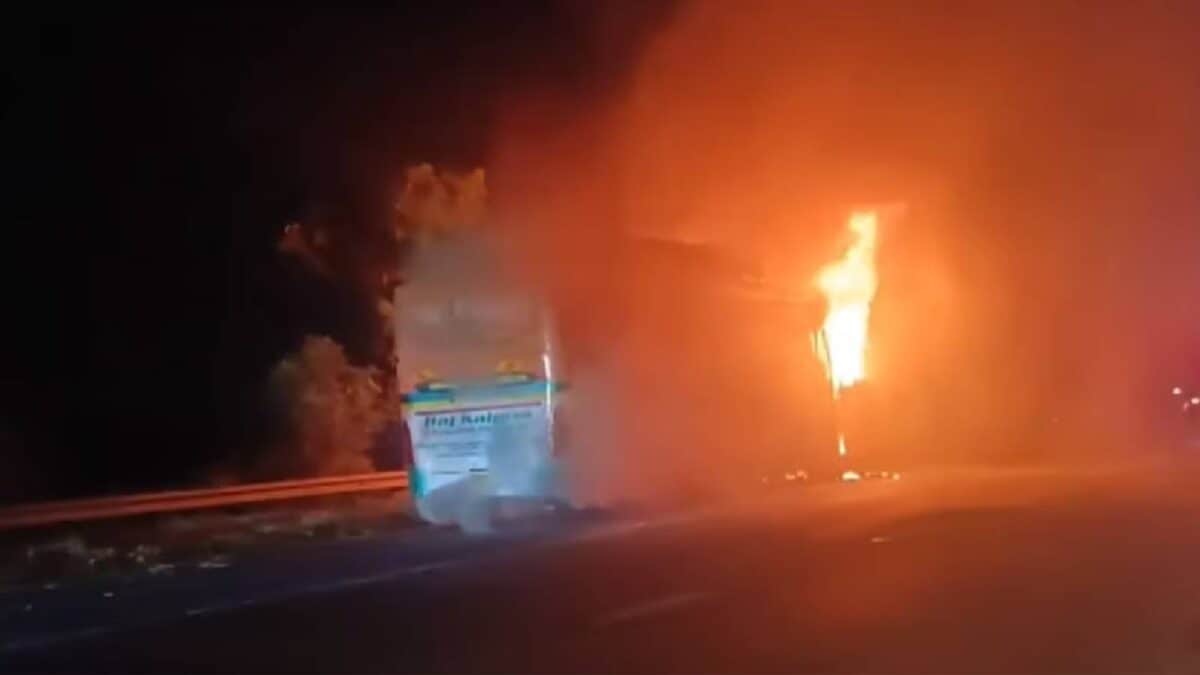 Greater Noida Bus Fire | Jewar Bus Fire | ग्रेटर नोएडा वाली बस कैसे बनी ...