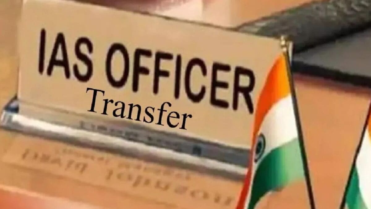 यूपी में 34 आईएएस अधिकारियों के तबादले, 14 जिलों के डीएम बदले