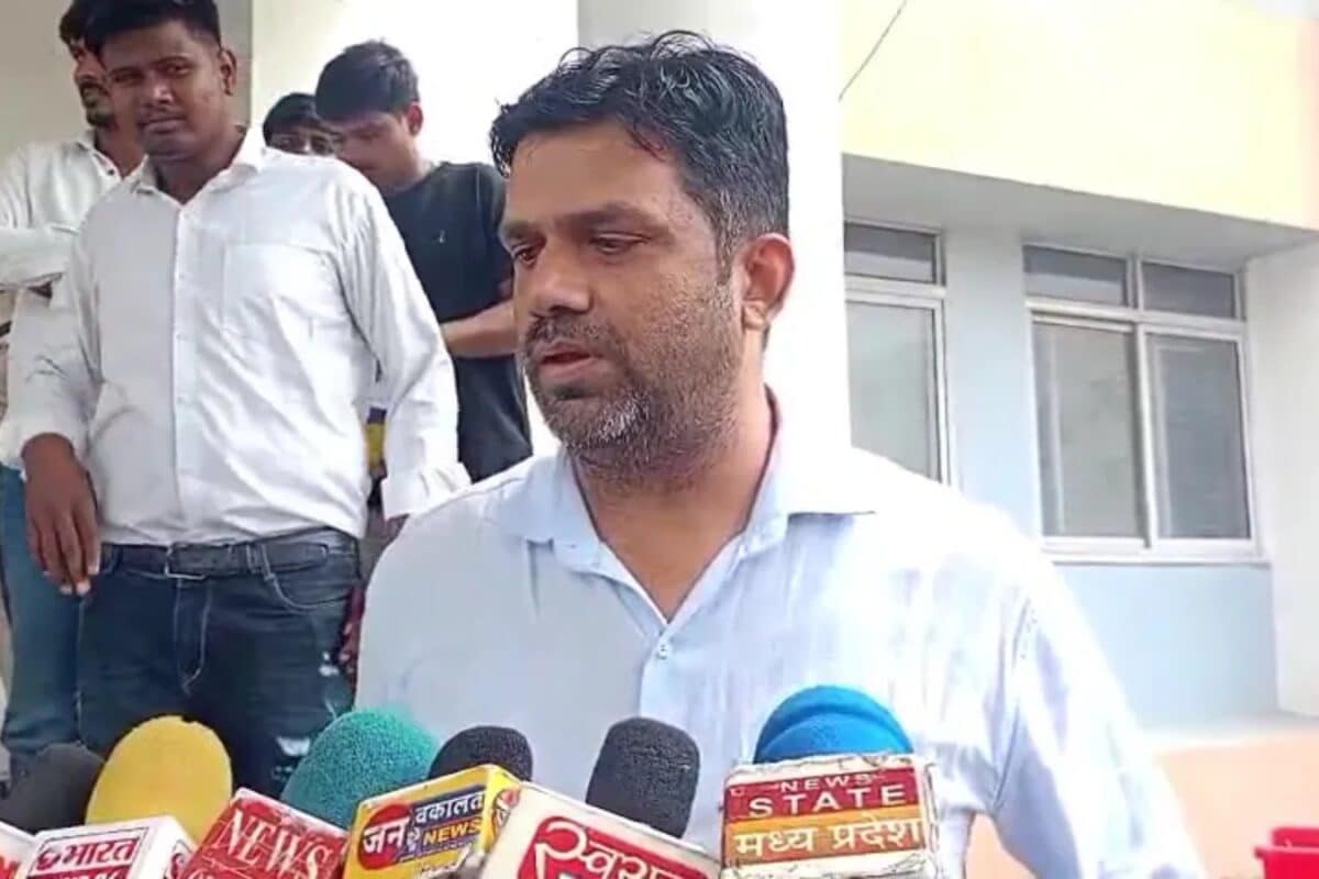 भविष्य की चिंता! हाथों में तख्तियां..15 KM दूर रतलाम कलेक्ट्रेट चलकर पहुंचीं छात्राएं, कॉलेज पर लगाए आरोप