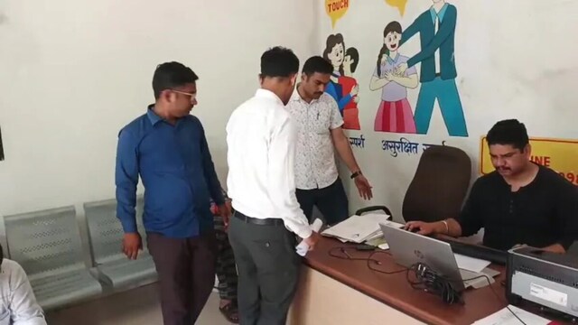 रिश्वत लेते रंगे हाथों पकड़ा गया पटवारी, मुआवजा की रकम में कर रहा था धोखाधड़ी