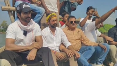 बाढ़ पीड़ितों के बीच पहुंचे सोनू सूद