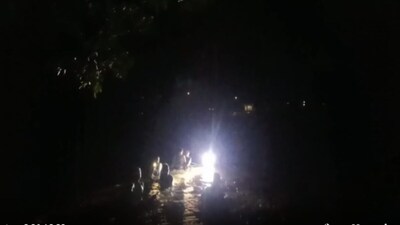 खैरागढ़ में बाढ़ के बीच फंसी कार, टीआई ने कूदकर बचाई लोगों की जान