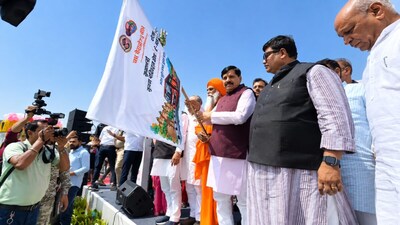 मुख्यमंत्री मोहन यादव ने श्री महाकाल लोक के अन्नक्षेत्र पार्किंग परिसर से पीएम ई-बस सेवा और उज्जैन दर्शन सेवा का शुभारंभ किया