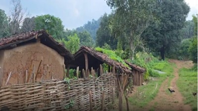पहाड़ों के बीच बसा एक गांव जहां सरकार की अनदेखी से परेशान ग्रामीण
