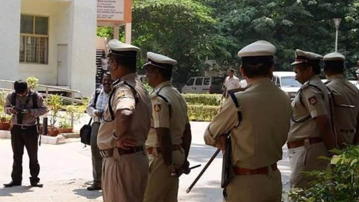 रायचूर में महिला की हत्या, बच्ची मां से लिपटी मिली