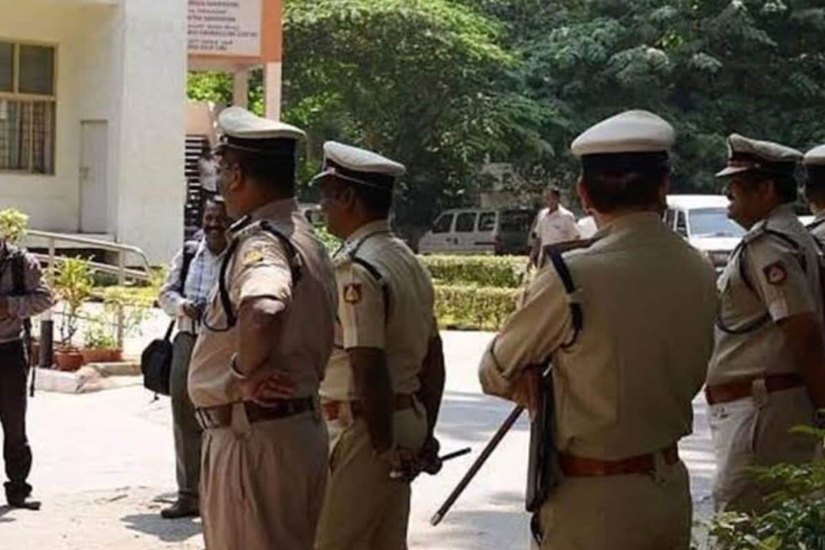 खेत में पड़ी थी मां की लाश सीने से चिपकी मिली डेढ़ साल की मासूम पुलिस ने पति और प्रेमी दोनों को पकड़ा