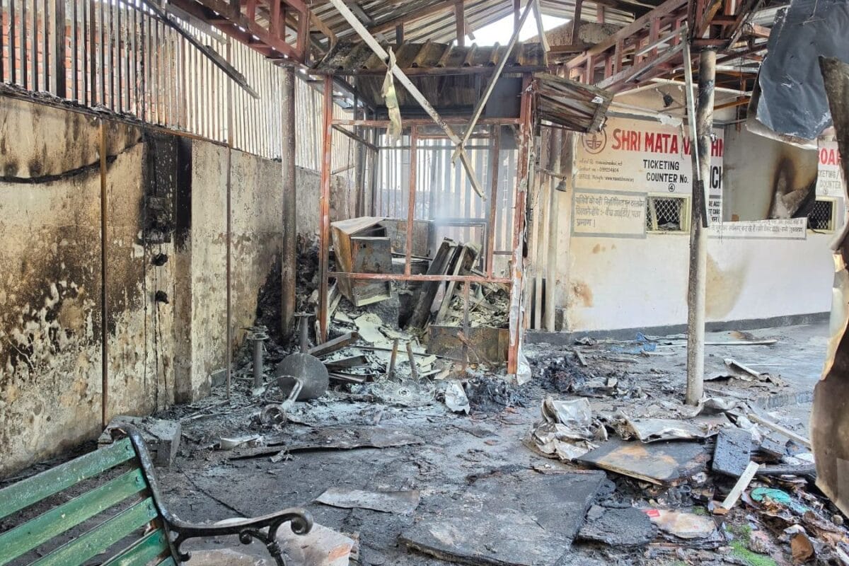 Katra Helipad Fire: वैष्णो देवी के कटरा में हेलीपैड टर्मिनल पर भीषण आग कंप्यूटर-कैफे खाक