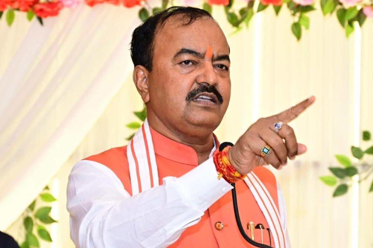 'सूप तो सूप बोले, चलनियों बोले जिसमें 72 छेद'... अखिलेश यादव पर बरसे केशव मौर्य, सपा प्रमुख को बताया 'बयानवीर'