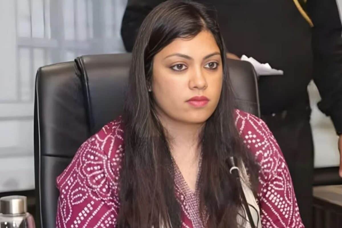 नोएडा की डीएम मेधा रूपम को सुप्रीम कोर्ट से राहत सैलरी से 5 लाख का मुआवजा देने के आदेश पर रोक