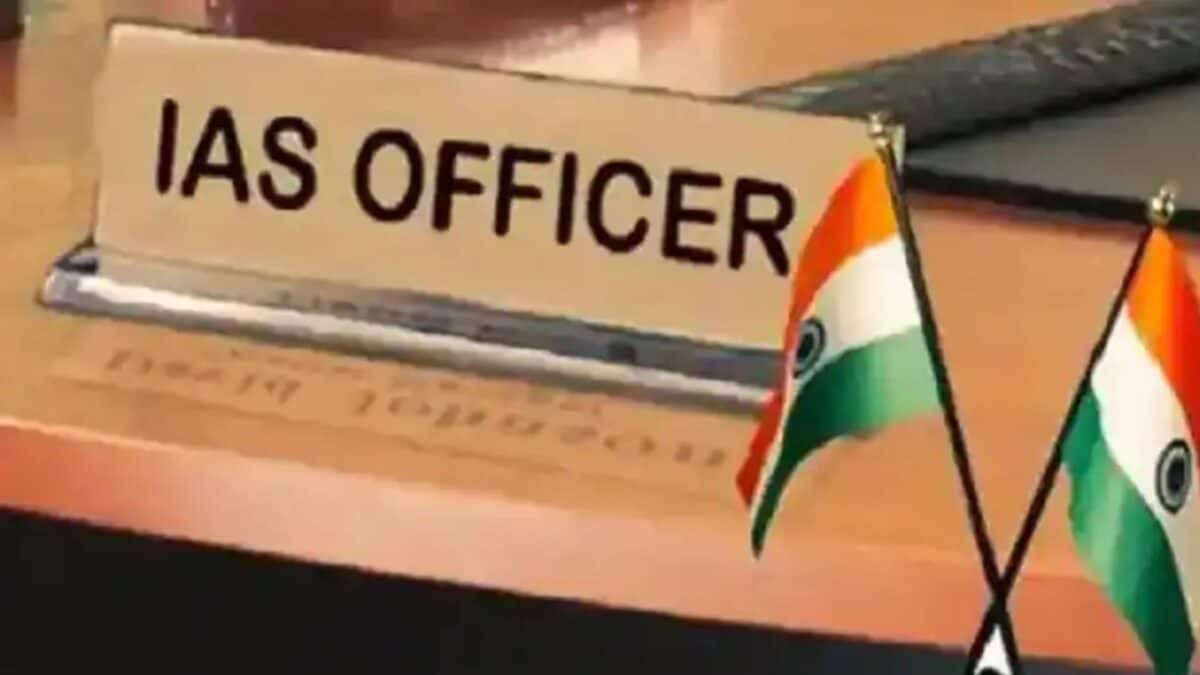 यूपी में 10 वरिष्ठ आईएएस अधिकारियों के तबादले