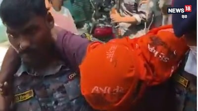 एनकाउंटर के बाद आरोपी लंगड़ाता हुआ अस्पताल पहुंचा था.