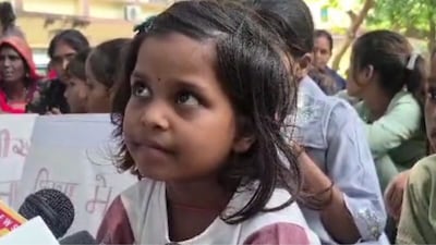 जर्जर स्कूल की इमारत के लिए बच्चों का प्रदर्शन