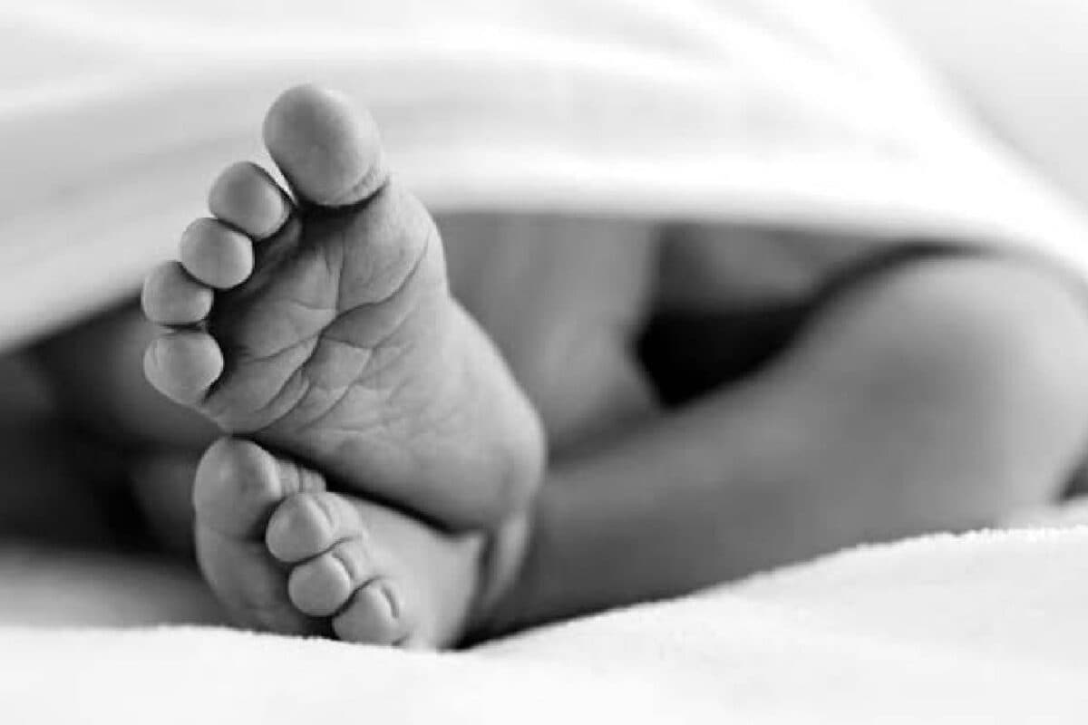 हे भगवान! लिव इन कपल ने 12 लाख में बेचा 2 महीने का बच्चा फिर पैसों से खरीदा सोना और स्मार्टफोन रुला देगी ये कहानी