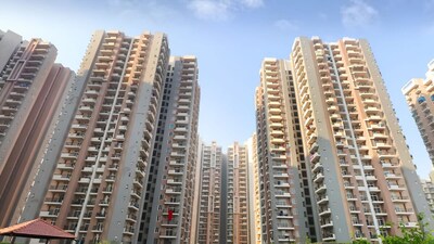 नोएडा हाईराइज सोसायटी में मेंटिनेंस डिफॉल्टर की बिजली काटी गई..