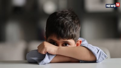किसी भी समस्या का समाधान ढूंढने से पहले उसकी जड़ को समझना जरूरी है. बच्चे अचानक से शर्मीले नहीं बन जाते. इसके पीछे कई कारण हो सकते हैं:(Canva)