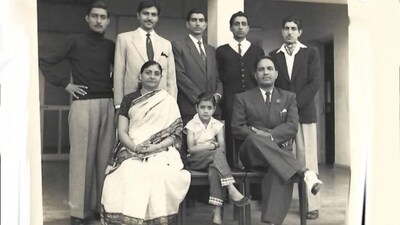 नई दिल्ली. फिल्म इंडस्ट्री में कदम रखने वाले ज्यादातर कलाकारों का सपना हीरो बनने का होता है. प्रेम चोपड़ा भी इसी सपने के साथ मुंबई आए थे. उन्होंने अपने करियर की शुरुआत बतौर हीरो की थी, लेकिन किस्मत ने उनके लिए कुछ और ही तय कर रखा था. आगे चलकर उन्होंने फिल्मों में ऐसे खलनायक के किरदार निभाए कि हिंदी सिनेमा में उनका नाम मशहूर विलेन के तौर पर दर्ज हो गया. साभार:facebook@Imprints and Images of Indian Film Music