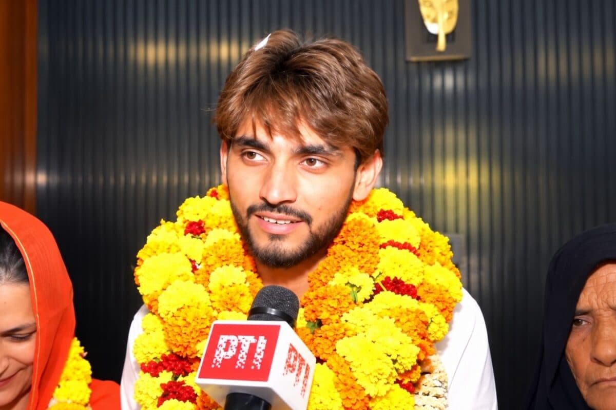 पहले इरफान अब फैज हसन 21 साल छोरा राजस्थान निकाय चुनाव जीतकर बन गया हीरो राहुल गांधी देंगे शाबाशी