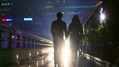 नई दिल्ली. रणबीर कपूर ने संजय लीला भंसाली की फिल्म'सांवरिया' से डेब्यू किया था. इसी फिल्म से अनिल कपूर की बेटी सोनम कपूर ने डेब्यू किया. फिल्म में दोनों की जोड़ी नजर आई, लेकिन फिल्म फ्लॉप हुई. इस फिल्म के बाद रणबीर लगातार काम करते रहे. साथ ही अपने अफेयर को लेकर भी सुर्खियो में छाए रहे. आज वह जिस फिल्म में होते हैं, फिल्में हिट हो जाती हैं. अब जल्द ही वह नितेश तिवारी की बिग बजट फिल्म में नजर आने वाले हैं.