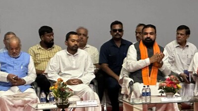 पटना के बापू सभागार में लव-कुश सम्मान समारोह में मुख्यमंत्री सम्राट चौधरी और स्वास्थ्य मंत्री निशांत कुमार एवं अन्य.