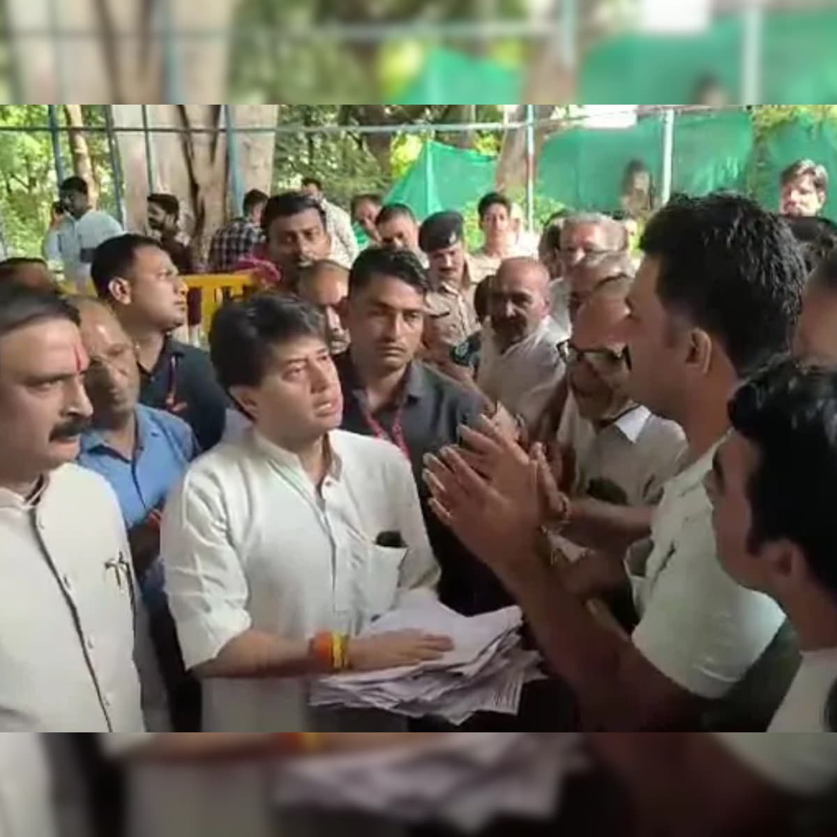 महाराज! माला पहनाते-पहनाते जिंदगी हो गई, खाद मिला नहीं', किसानों के दर्द पर पसीजे सिंधिया, कलेक्टर को लताड़ा