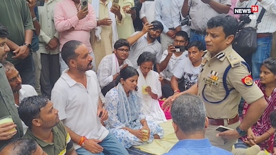 UP TGT-PGT Protest : छात्र पांच सितंबर से आमरण अनशन कर रहे थे. 