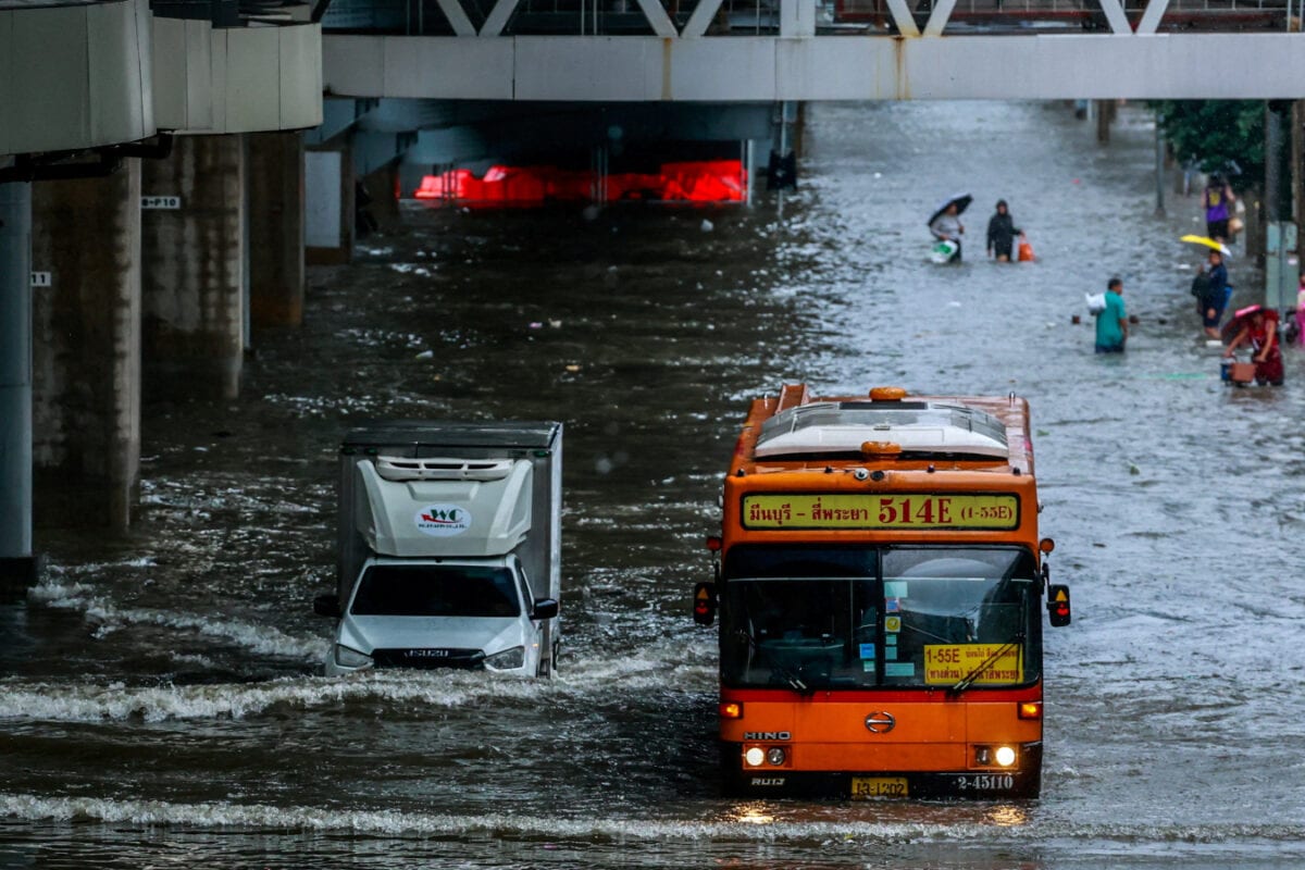 थाईलैंड में 3 दिन से नहीं थमी बारिश, बैंकॉक के 50 जिले डूबे, सड़कें बनी समंदर
