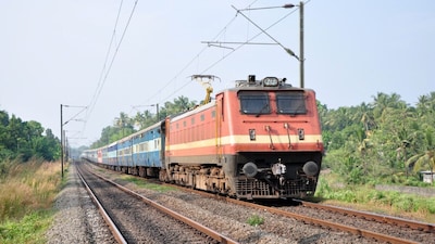 यात्री IRCTC की आधिकारिक वेबसाइट से स्पेशल ट्रेनों के टिकट बुक कर सकते हैं.