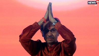 उद्धव ठाकरे ने सूखे को लेकर मुख्‍यमंत्री देवेंद्र फडणवीस पर हमला बोला है. (फाइल फोटो)