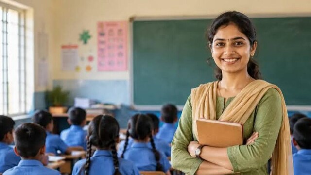 यूपी में शिक्षक बनने का बड़ा मौका, 15,012 पदों पर भर्ती, जानें कब से भरना  है फॉर्म - News18 हिंदी